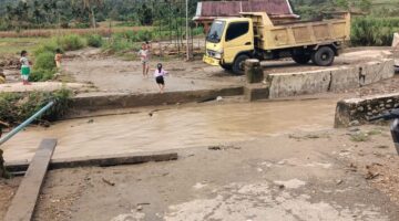 Curah Hujan Tinggi,Jembatan  Desa Gumpang Lempuh Hanyut Terbawa Arus