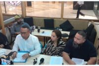 


Foto: Agustinus Nahak, SH, MH, (kemeja putih) bersama tim saat jumpa media/