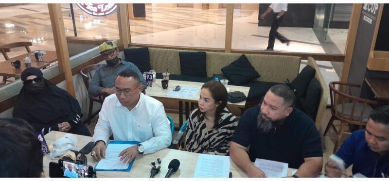 


Foto: Agustinus Nahak, SH, MH, (kemeja putih) bersama tim saat jumpa media/