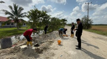 Sinergitas Polri dan Masyarakat Bahu Membahu Bangun “Jembatan Merah Putih Presisi” di Sungai Mandau