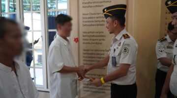 Wujud Penghargaan bagi Warga Binaan yang Berkelakuan Baik Rutan Kelas I Medan Serahkan Remisi Khusus Waisak.