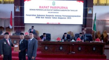 Bupati Takalar Daeng Manye Serahkan Ranperda APBD 2025, Takalar Cetak Opini WTP Lima Kali Berturut-turut