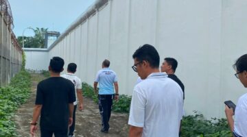 Gelar Jumat Sehat, Plt. Kepala Lapas Narkotika Langkat Pimpin Jalan Santai Sekaligus Kontrol Area Brandgang