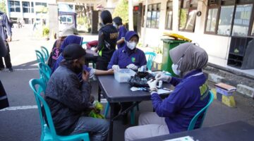 Polresta Malang Kota Bagikan 600 Porsi Makan Gratis dan Layanan Cek Kesehatan