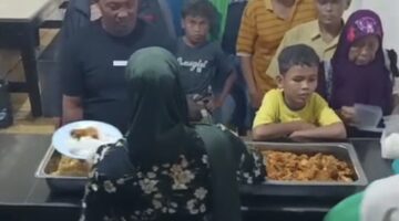 Usai Salat Jumat, Dapur Umum DPC GRIB Jaya Medan Siapkan Ayam Rica-Rica dan Mi Hun Goreng Gratis untuk Warga