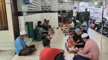 Abel, Kader Militan IPK Kembali Berbagi, Sediakan Takjil untuk Jamaah yang Berbuka Puasa Sunah di Masjid Jamik Taruma