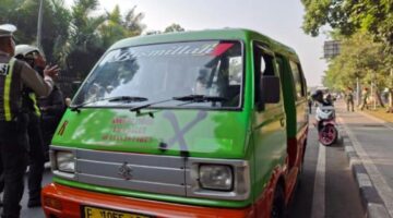 Profesor Sutan Nasomal Sambut Positif Angkot Tua Dibekukan Trayeknya Tapi Cari Solusi Agar Pengusaha Dibantu Angkot Baru Atau Para Supir Pekerjakan Di kantor SKPD!!