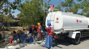 Pemkab Takalar Pasok Air Bersih Bagi Warga Laikang Terdampak Kekeringan 