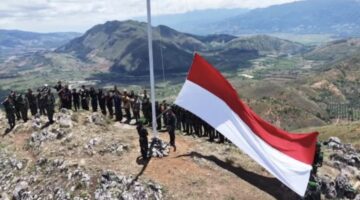 SEMANGAT PERJUANGAN PAHLAWAN, PRAJURIT YONIF TP 904/GARA MATA KIBARKAN MERAH PUTIH DI DELENG 7 DAYANG