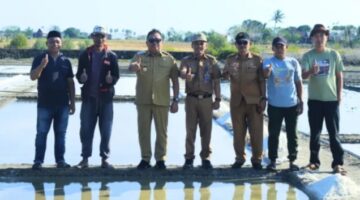 Bupati Takalar Daeng Manye Berdialog Petani Garam Di Desa Cikoang 