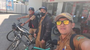 Di Tengah Kelangkaan BBM, Pegawai Diskominfo-SP Takalar Gunakan Sepeda ke Kantor