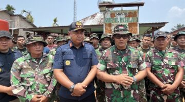 Lapas Sibolga Bersama TNI Bantu Bersihkan Rumah dan Fasilitas Umum Warga Terdampak Banjir