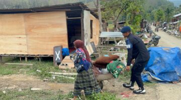 JUMAT BERKAH BRIMOB POLDA ACEH, BERBAGI DAN MEMBANTU MASYARAKAT TERDAMPAK BANJIR DI GAYO LUES